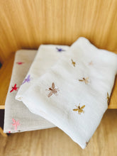 Load image into Gallery viewer, Linen towel bees embroidery