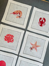 Ielādēt attēlu galerijas skatītājā, Lina kokteiļsalvetes ar jūras iemītnieku motīvu izšuvumu, 6 gab.