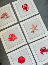 Ielādēt attēlu galerijas skatītājā, Lina kokteiļsalvetes ar jūras iemītnieku motīvu izšuvumu, 6 gab.