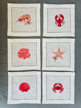 Ielādēt attēlu galerijas skatītājā, Lina kokteiļsalvetes ar jūras iemītnieku motīvu izšuvumu, 6 gab.