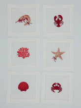 Ielādēt attēlu galerijas skatītājā, Lina kokteiļsalvetes ar jūras iemītnieku motīvu izšuvumu, 6 gab.