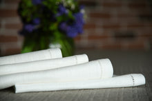 Ielādēt attēlu galerijas skatītājā, Elevate your table with this elegant 100% linen dinner napkin — 43x43 cm / 17×17 in, hemstitched all around for timeless style.
