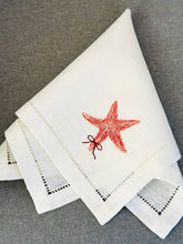 Ielādēt attēlu galerijas skatītājā, White linen napkin with red starfish embroidery.