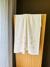 Ielādēt attēlu galerijas skatītājā, Looking for a thoughtful and practical gift? Our bees embroidered washed linen shower towels make an ideal present for housewarmings, weddings, or any special occasion. Treat your loved ones to the gift of luxury and functionality with our premium towels