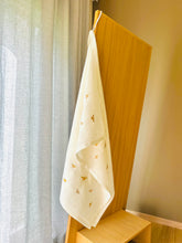 Ielādēt attēlu galerijas skatītājā, Looking for a thoughtful and practical gift? Our bees embroidered washed linen shower towels make an ideal present for housewarmings, weddings, or any special occasion. Treat your loved ones to the gift of luxury and functionality with our premium towelss