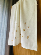 Ielādēt attēlu galerijas skatītājā, Looking for a thoughtful and practical gift? Our bees embroidered washed linen shower towels make an ideal present for housewarmings, weddings, or any special occasion. Treat your loved ones to the gift of luxury and functionality with our premium towels
