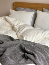 Load image into Gallery viewer, Puffy waffle linen blanket