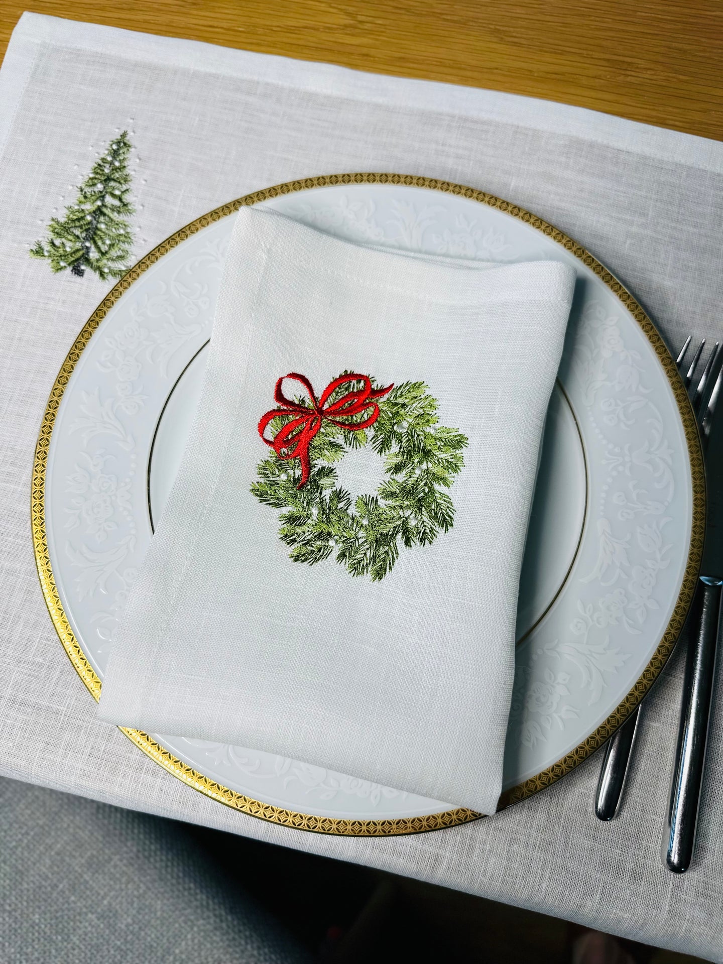 Christmas Tree Christmas Napkins | Christmas Wreath Embroidered Linen Napkins | Christmas Tablescape | Christmas gift - Hostess Gift 