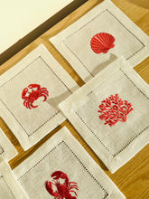 Ielādēt attēlu galerijas skatītājā, Lina kokteiļsalvetes ar jūras iemītnieku motīvu izšuvumu, 6 gab.
