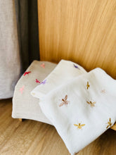 Ielādēt attēlu galerijas skatītājā, Looking for a thoughtful and practical gift? Our bees embroidered washed linen shower towels make an ideal present for housewarmings, weddings, or any special occasion. Treat your loved ones to the gift of luxury and functionality with our premium towels
