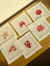 Ielādēt attēlu galerijas skatītājā, Lina kokteiļsalvetes ar jūras iemītnieku motīvu izšuvumu, 6 gab.
