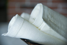 Ielādēt attēlu galerijas skatītājā, Elevate your table with this elegant 100% linen dinner napkin — 43x43 cm / 17×17 in, hemstitched all around for timeless style.
