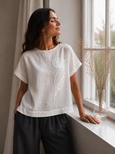 Ielādēt attēlu galerijas skatītājā, Textured white linen blouse with handmade tulip appliqué for women
