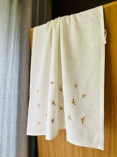 Ielādēt attēlu galerijas skatītājā, Looking for a thoughtful and practical gift? Our bees embroidered washed linen shower towels make an ideal present for housewarmings, weddings, or any special occasion. Treat your loved ones to the gift of luxury and functionality with our premium towels
